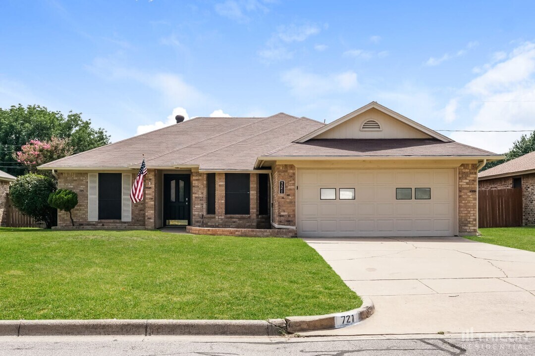 721 Parkview Dr in Burleson, TX - Building Photo