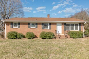 601 N Main St in Mount Holly, NC - Building Photo