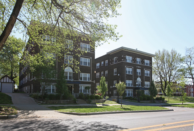 Gladstone Apartments in Gladstone, MO - Foto de edificio - Building Photo