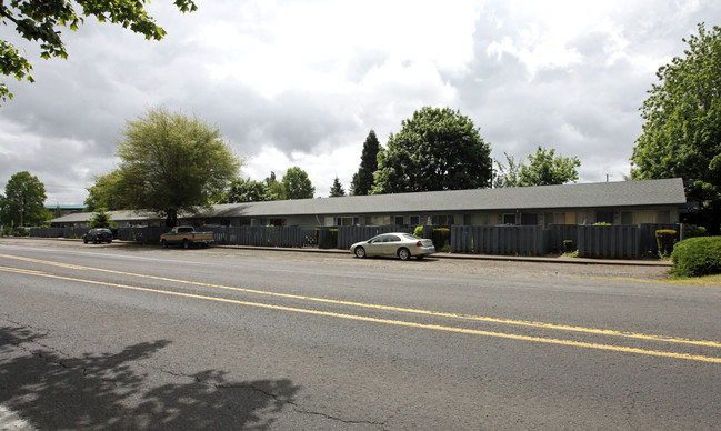 Reynolds Garden Court Apartments in Portland, OR - Building Photo - Building Photo