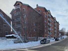 2 Bay St in Kingston, ON - Building Photo