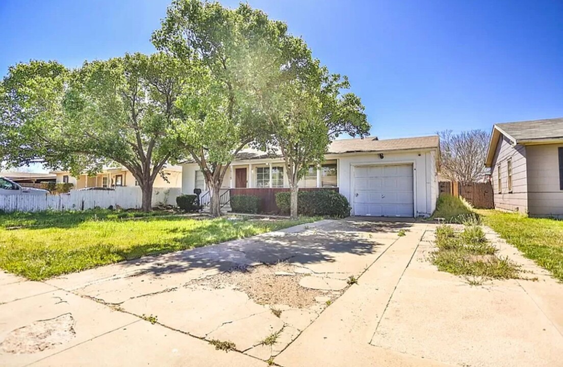 1715 44th St in Lubbock, TX - Building Photo