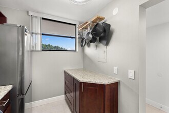 111 Lake Emerald Dr in Oakland Park, FL - Building Photo - Building Photo