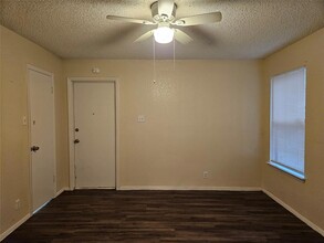 813 Lloyd Ln, Unit A in Elgin, TX - Foto de edificio - Building Photo