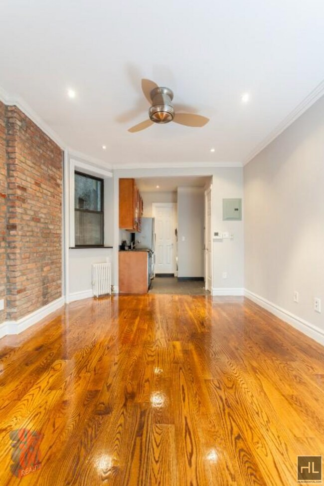 East 10th Street, Unit 2A in New York, NY - Building Photo - Building Photo