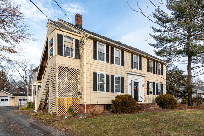 168 Bridge St in Suffield, CT - Foto de edificio - Building Photo