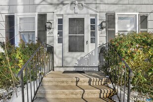 215 York Rd in Fairfield, CT - Building Photo