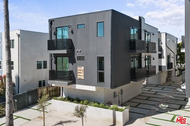 10915 Hesby St in Los Angeles, CA - Building Photo - Building Photo