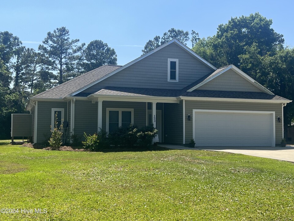 123 Pine Needle Cir in Cape Carteret, NC - Building Photo