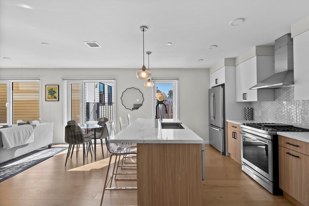 457 W Broadway in Boston, MA - Building Photo