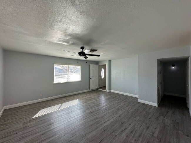 5075 San Anselmo St in Las Vegas, NV - Building Photo - Building Photo