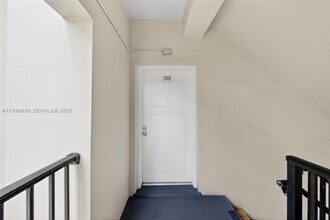 6815 Edgewater Dr in Coral Gables, FL - Foto de edificio - Building Photo