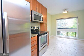 304 Hilltop Ln-Unit -I in Annapolis, MD - Foto de edificio - Building Photo