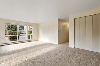 12520 Roosevelt Way NE in Seattle, WA - Foto de edificio - Building Photo