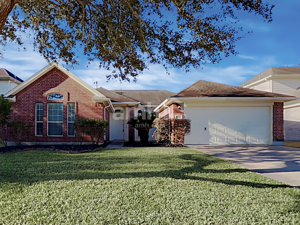 2323 Cool Springs Ln in Sugar Land, TX - Building Photo