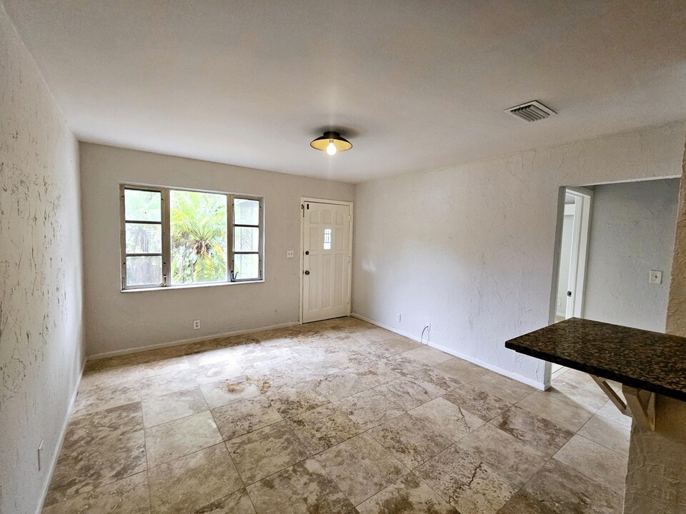 703 W Palm St-Unit -W in Lantana, FL - Building Photo