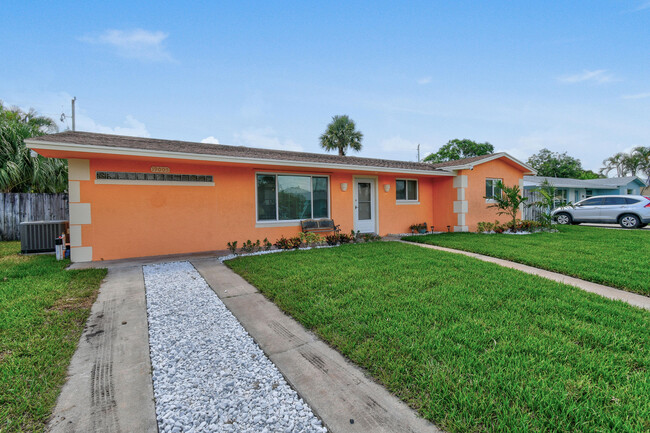 19005 SE Southgate Dr in Tequesta, FL - Building Photo - Building Photo