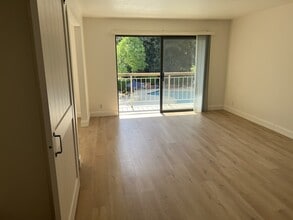 320 N Civic Dr, Unit #202 in Walnut Creek, CA - Foto de edificio - Building Photo