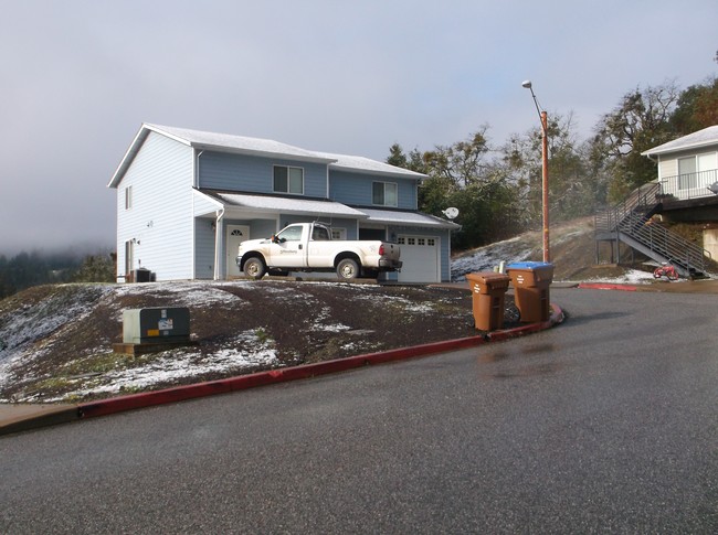 320 Maylea Pl in Canyonville, OR - Building Photo - Building Photo