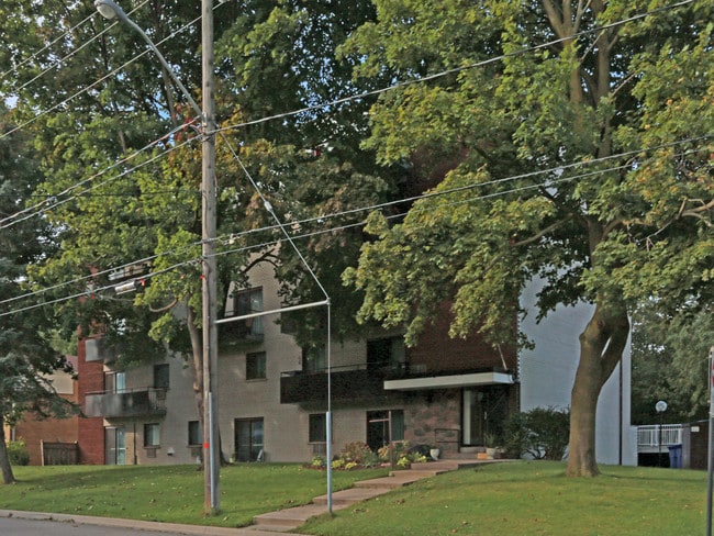 Kent Manors Apartment in Whitby, ON - Building Photo - Building Photo