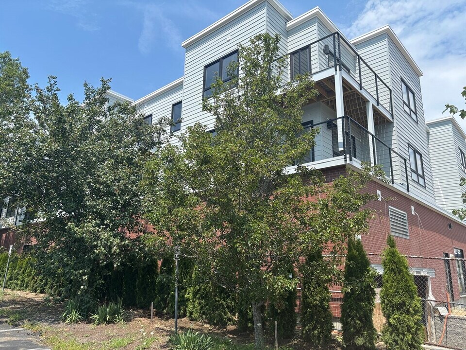 1391 Main St in Walpole, MA - Building Photo