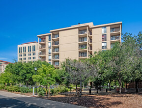 Hoskins Midrise in Stanford, CA - Foto de edificio - Building Photo