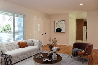 33057 Compton Ct in Union City, CA - Building Photo - Building Photo