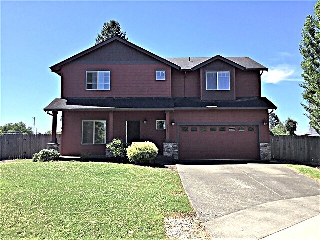 556 SE Jack Ave in McMinnville, OR - Building Photo