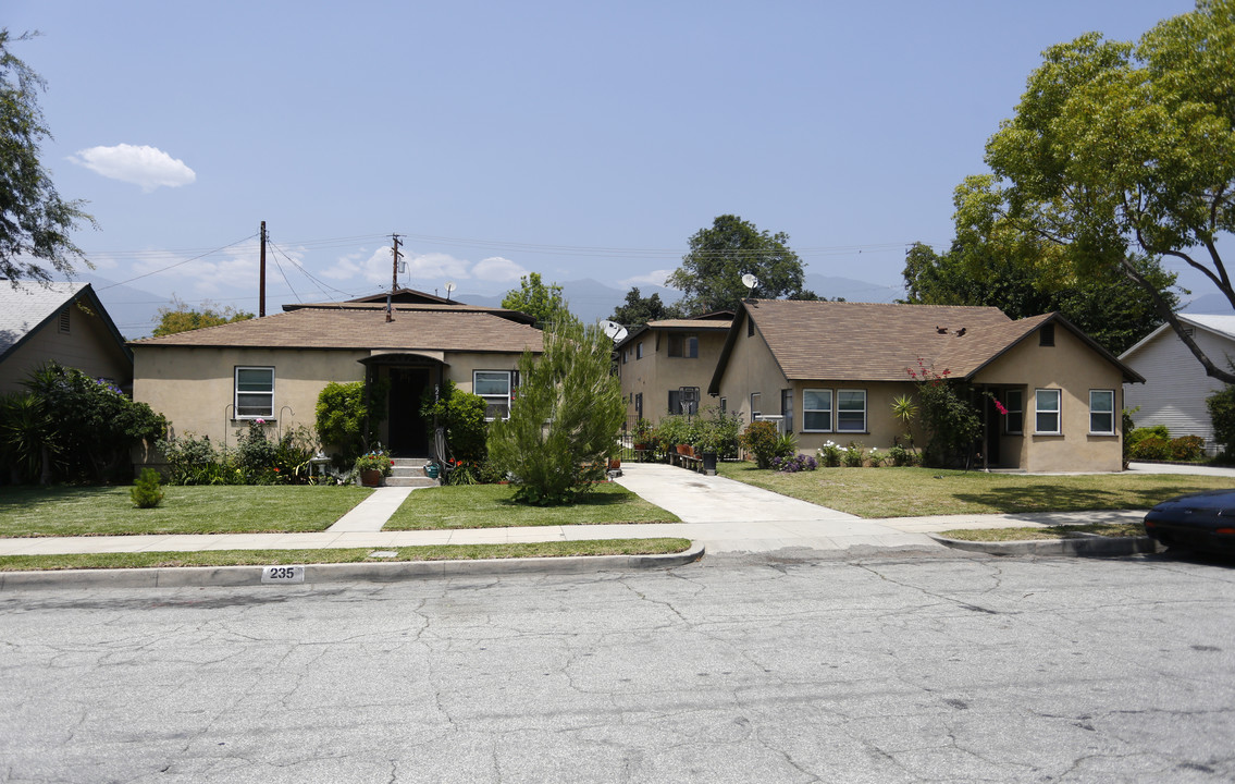 231-235 W Walnut Ave in Monrovia, CA - Foto de edificio