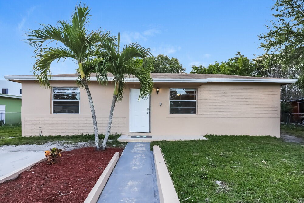 18940 NW 33rd Pl in Miami Gardens, FL - Building Photo