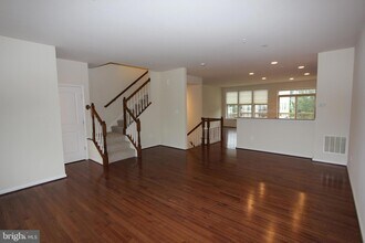 325 Hersden Ln in Arnold, MD - Foto de edificio - Building Photo