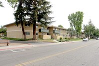 Building Photo - Dry Creek Apartamentos in Modesto, California