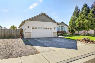 2638 Rabun Way in Central Point, OR - Building Photo - Building Photo