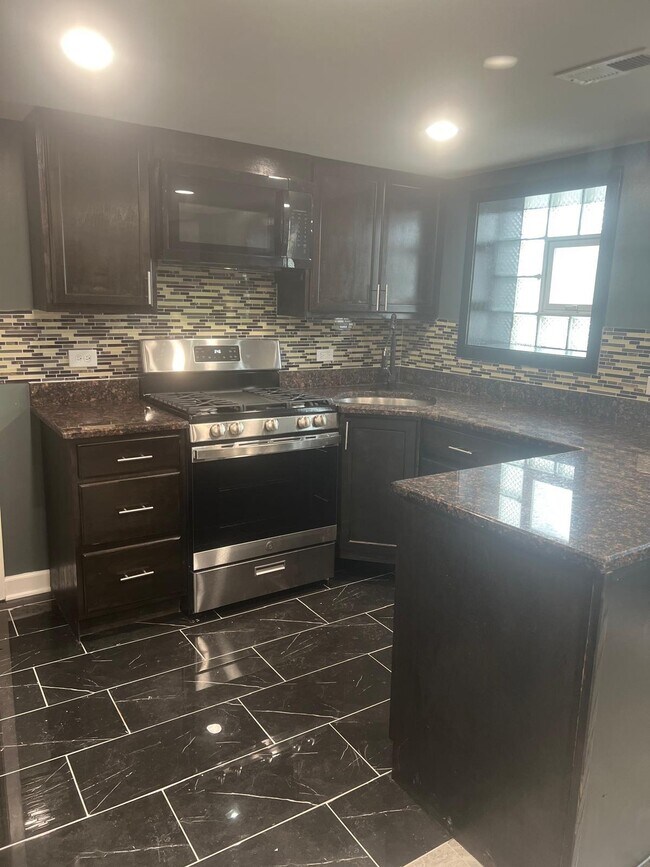 6164 N Hamilton Ave, Unit Garden unit in Chicago, IL - Building Photo - Building Photo