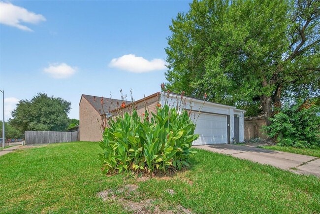 8538 Triple Crown Dr in Houston, TX - Building Photo - Building Photo