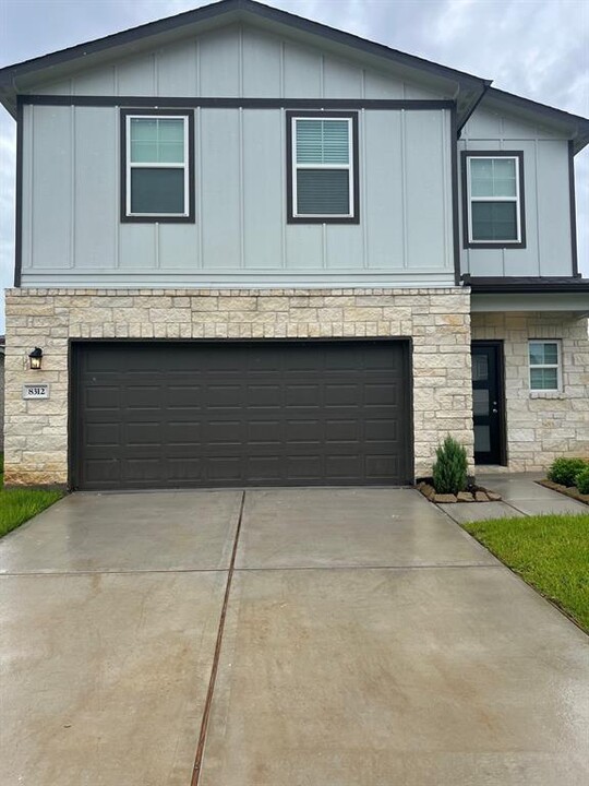 8312 Bristlecone Pne Wy in Magnolia, TX - Foto de edificio