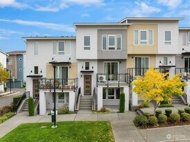 14627 36th Ct NE in Lake Forest Park, WA - Building Photo