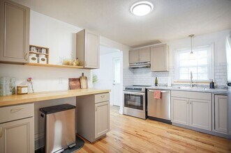 70 S Tallyho Dr in Springfield, MA - Building Photo - Building Photo