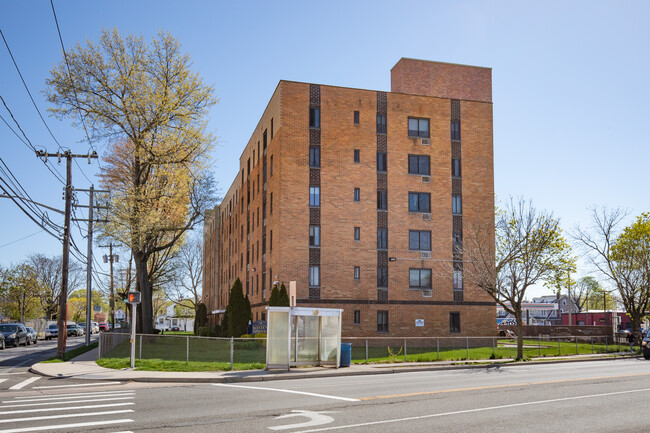 Totten Towers in Hempstead, NY - Foto de edificio - Building Photo