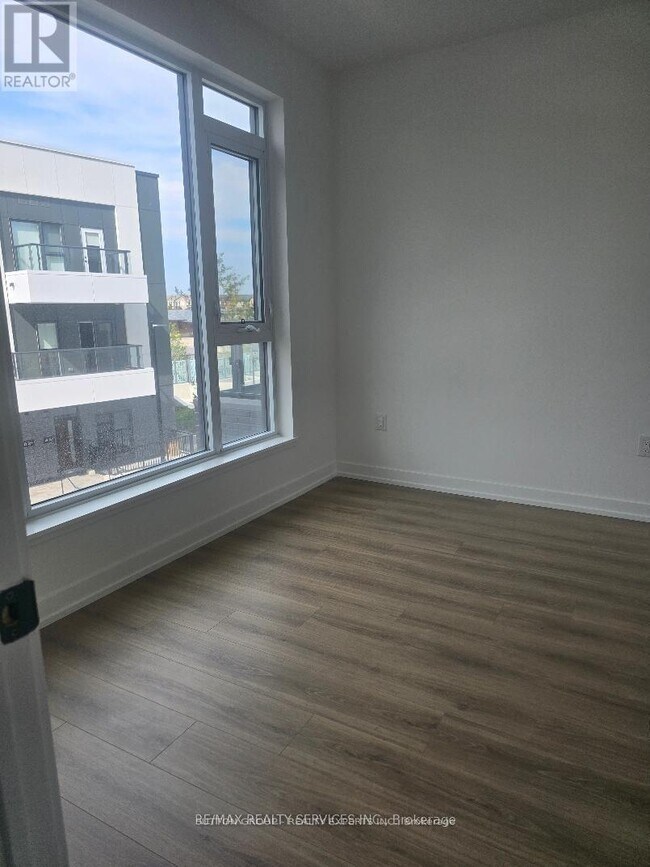 10 Lagerfeld Dr in Brampton, ON - Building Photo - Building Photo