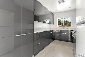22723 Leonora Dr in Los Angeles, CA - Foto de edificio - Building Photo