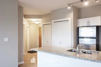 10136-2104 104 St NW in Edmonton, AB - Building Photo - Building Photo