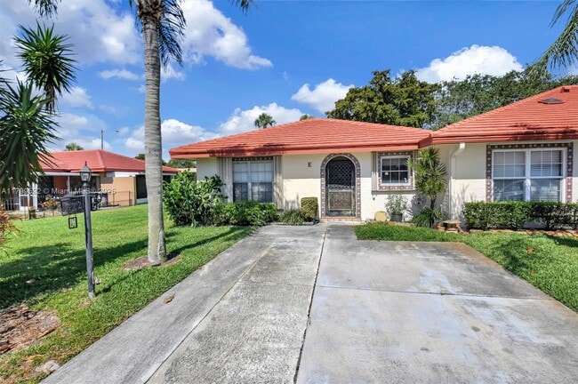 1472 SW 26th Ave in Boynton Beach, FL - Foto de edificio - Building Photo