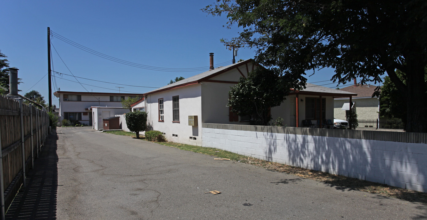 11136 Mcgirk Ave in El Monte, CA - Foto de edificio