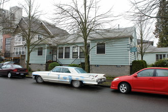 Overton Court Apartments in Portland, OR - Building Photo - Building Photo