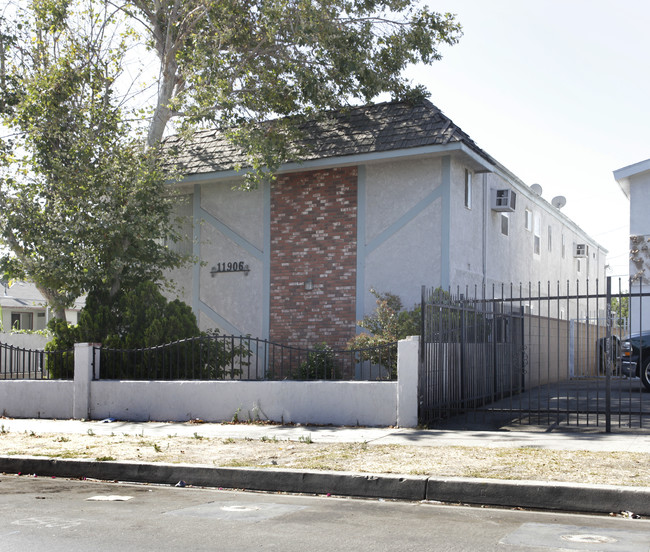 11906 Hart St in North Hollywood, CA - Building Photo - Building Photo