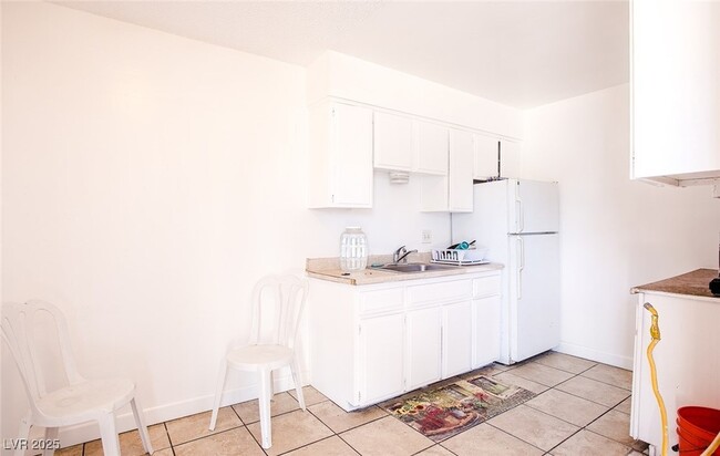 5228 Pebble Beach Blvd, Unit B in Las Vegas, NV - Building Photo - Building Photo