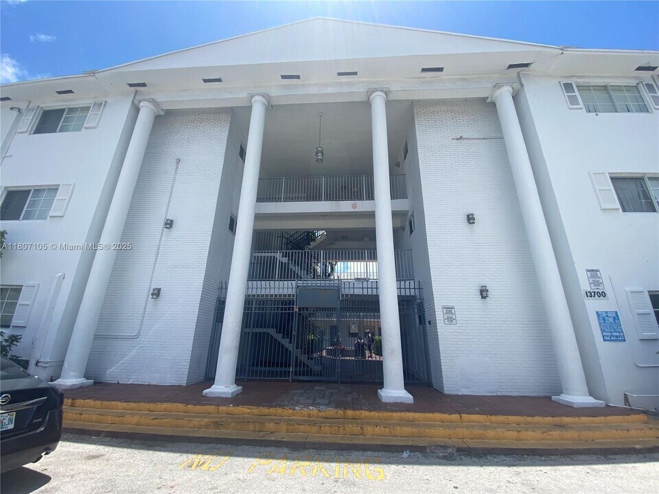 13700 NE 6th Ave in North Miami, FL - Foto de edificio