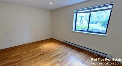 320 Hammond Pond Pkwy, Unit 101 in Brookline, MA - Foto de edificio - Building Photo