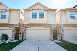 5611 Petty St in Houston, TX - Building Photo